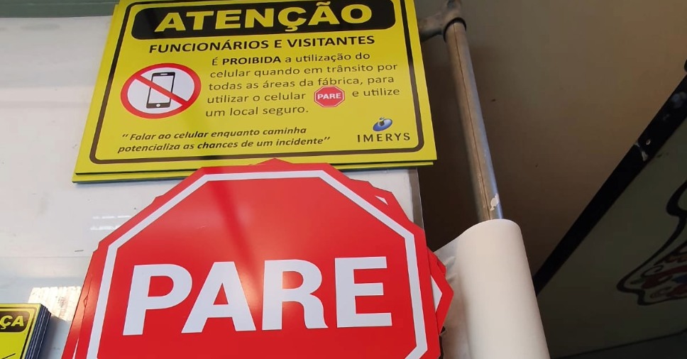 Conheça os principais tipos de placas na sinalização de segurança do trabalho!