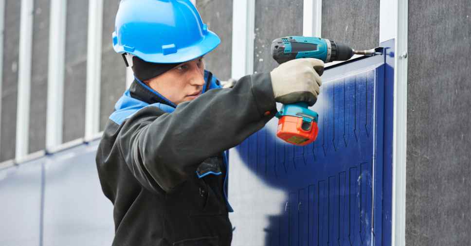 Homem instalando Revestimento De Aluminio Para Fachada