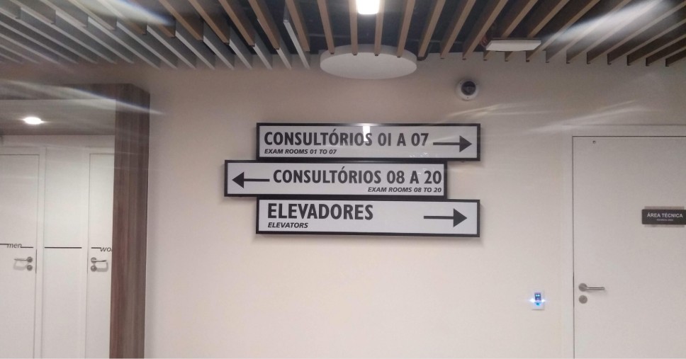 Instalação de placas de comunicação visual.