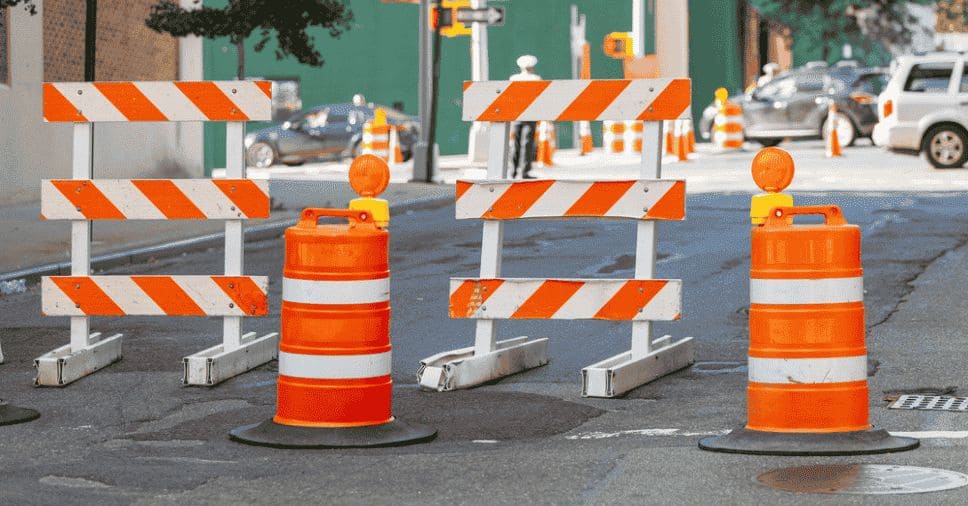 Placas de segurança e cones para sinalização na pista