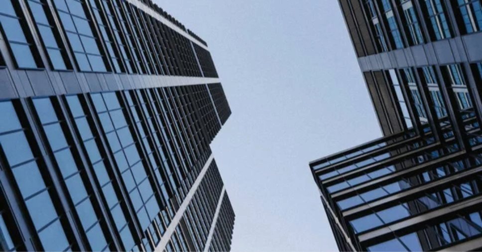 Prédios comerciais espelhados mostram como melhorar a fachada da empresa.